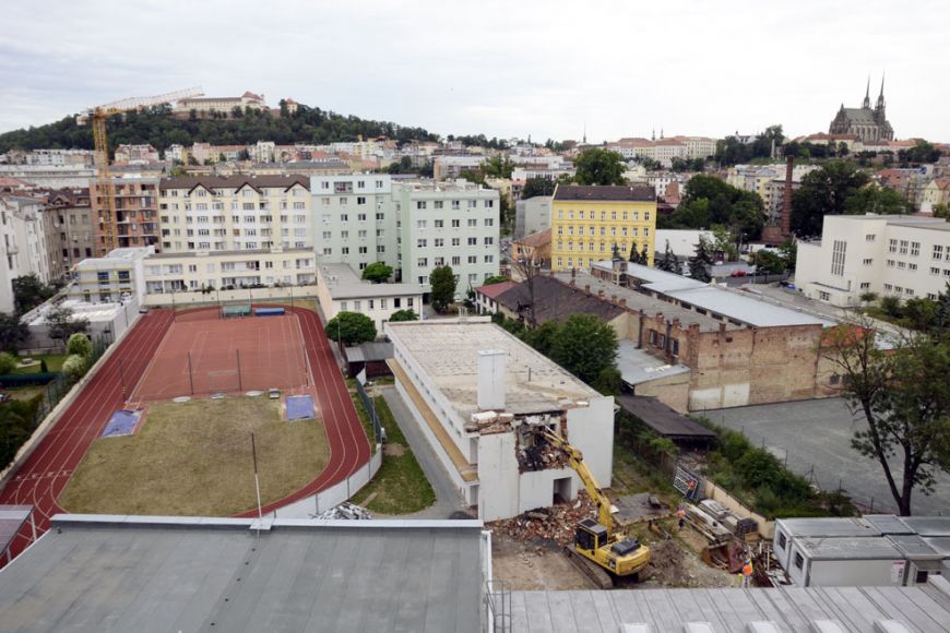  V areálu pedagogické fakulty dnes stavební firma zahájila demoliční a odklízecí práce původního objektu ve dvorním traktu v ulici Poříčí 31. Foto: David Povolný.