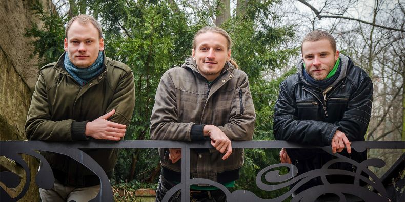 Doktorand Jan Černý (uprostřed) a magisterští studenti Luboš Sokol a Tomáš Marhanský (vlevo a vpravo)
