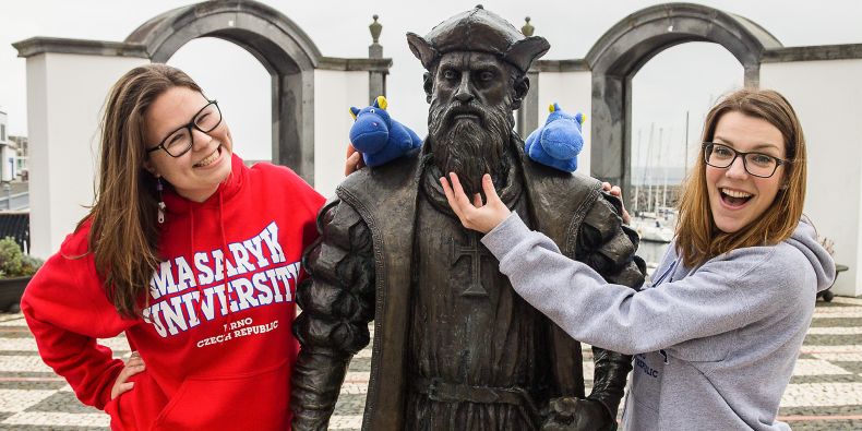 Studentky Natálie Nádeníčková a Michaela Kubová si pro svůj Erasmus na Azorech vymyslely projekt Mise hroch.