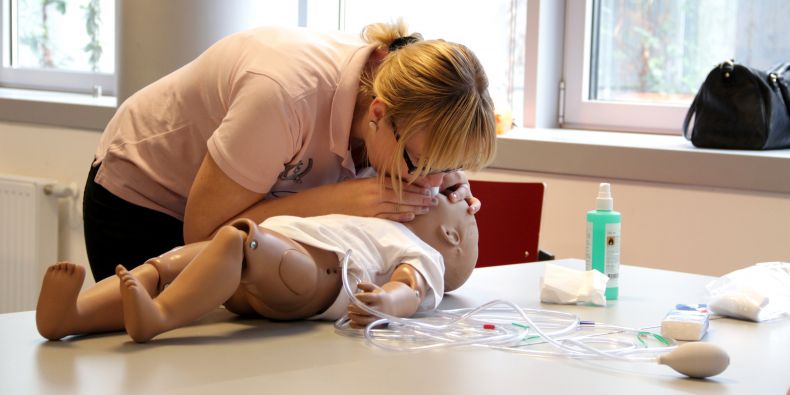 Medici se musí naučit odbourat strach při resuscitaci malých dětí, která má oproti dospělým lidem několik odlišností.