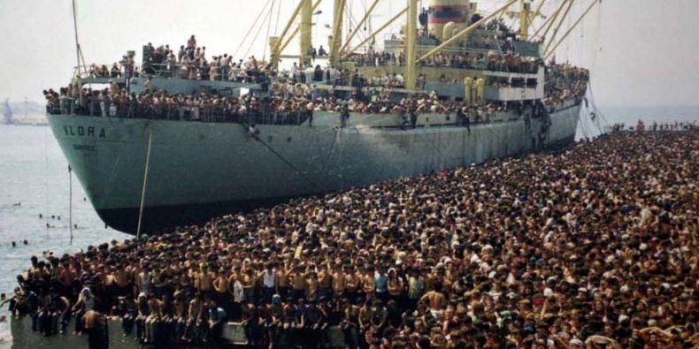 Fotka s oblibou využívaná dezinfomačními weby k znázornění aktuální migrační krize. Ve skutečnosti pochází z roku 1991 a ukazuje prchající Albánce.