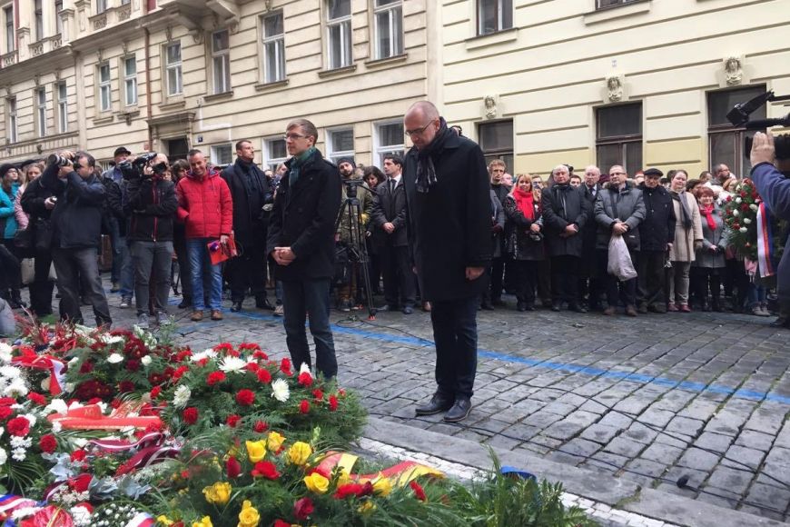 MU Rector Mikuláš Bek (on the right) and Ondřej Vymazal, head of the Student Chamber of the MU Academic Senate, honouring the memory of students in front of the Hlávka Hall of Residence.