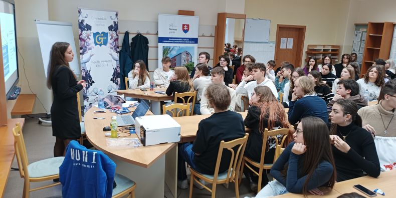 Proškolený tým studentů Masarykovy univerzity, kterým říkáme ambasadoři, má jedinečnou možnost přiblížit středoškolákům reálný život na vysoké škole z vlastní perspektivy.