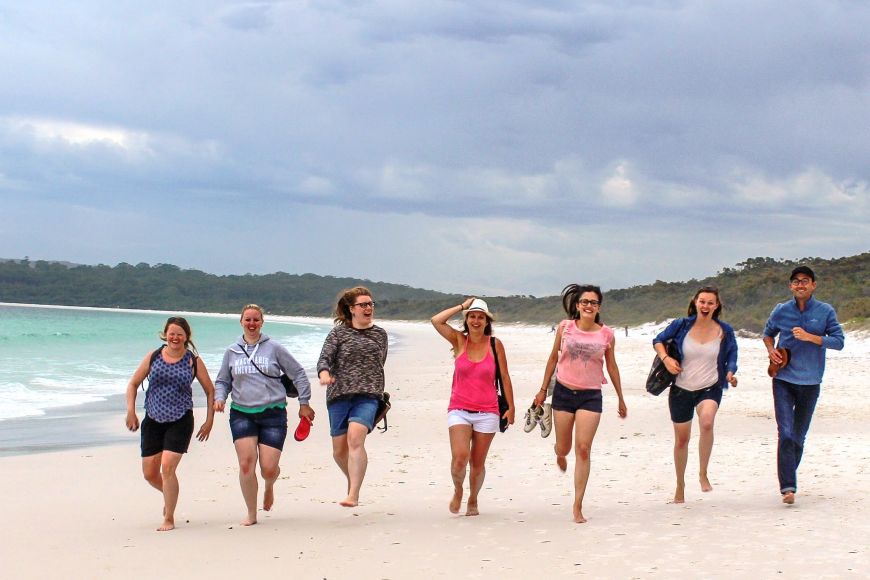 Zahraniční studenti na pláži v Jervis Bay v Austrálii.