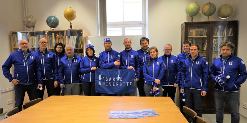 Výzkumníci si před odletem na letošní expedici vyzkoušeli novou kolekci oblečení.