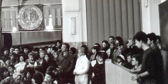 Studenti Právnické fakulty při vyhlášení stávky v listopadu 1989.