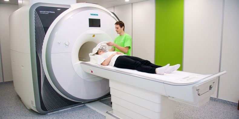 Kromě snímkování mozku lidé podstupují psychologické vyšetření, odběr vzorků krve pro zjištění hladiny stresových hormonů kortizolu a prolaktinu a stěry z úst pro genetický výzkum.
