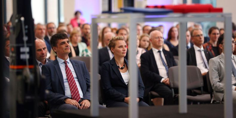 Lonští ocenění pedagogové při slavnostním zahájení akademického roku Tomáš Brázdil a Iva Dřímalová.