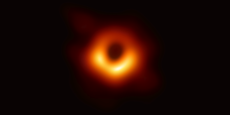 Supermasivní černá díra v galaxii M87 je od Země vzdálená zhruba 55 milionů světelných let.