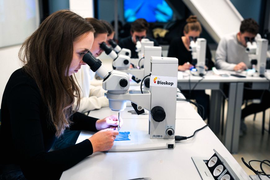 Foto: archiv kurzu Kurzy chirurgického šití organizují studenti pro studenty, jsou bezplatné.