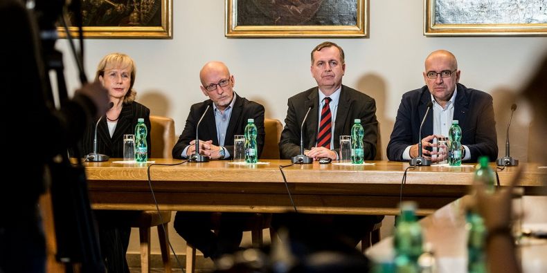 Rektoři na tiskové konferenci po úterním zasedání České konference rektorů. Zleva: Jan Hančil z AMU, Tomáš Zima z UK a Mikuláš Bek z MU.