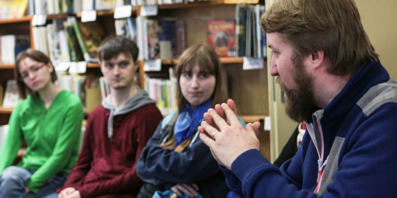 Studenti získávají v knihovně potřebné dovednosti i znalosti. Přednáší jim například Filip Šír z Národního muzea (vpravo).