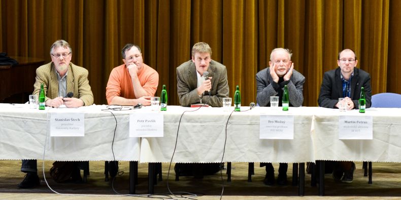 (zleva) Stanislav Štech (prorektor UK), Petr Pavlík (poradce ministra školství), moderátor, Ivo Možný (profesor FSS MU) a Martin Petrus (studentský aktivista).