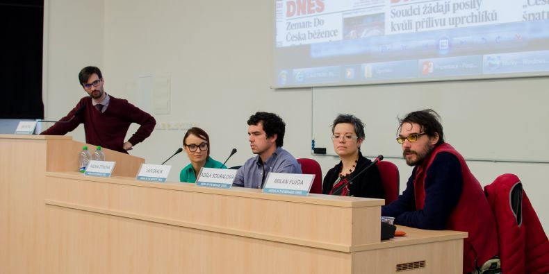 Panelovou diskusi moderoval (vlevo) Jan Motal. Diskutovali (zleva) novinářka Radka Zítková, dobrovolník Jan Skalík, antropoložka Adéla Souralová a religionista Milan Fujda.