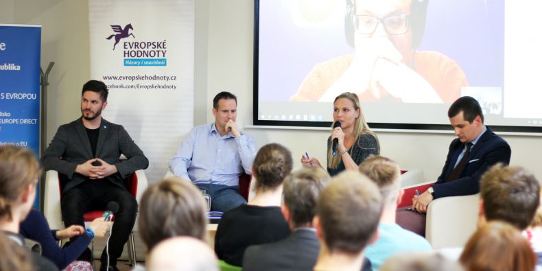 Účastníci debaty: (zleva) Miloš Gregor, Karel Řehka, moderující Petra Vejvodová a Jakub Janda. V online přenosu Josef Šlerka.