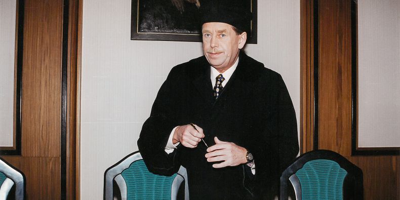 Prezident Václav Havel získal na Masarykově univerzitě čestný doktorát v roce 1995.