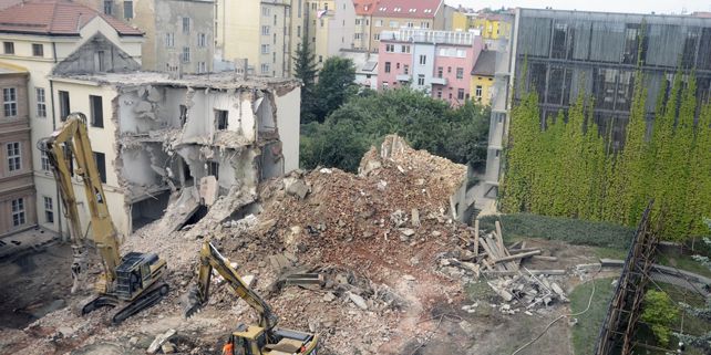 Nejdále jsou stavební práce na filozofické fakultě, kde v neděli 20. května začalo bourání tzv. traktu B2. Foto: David Povolný.