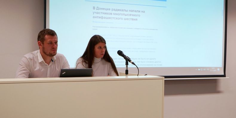 Denys Kazanskij (vlevo) na besedě se studenty Pedagogické fakulty MU.