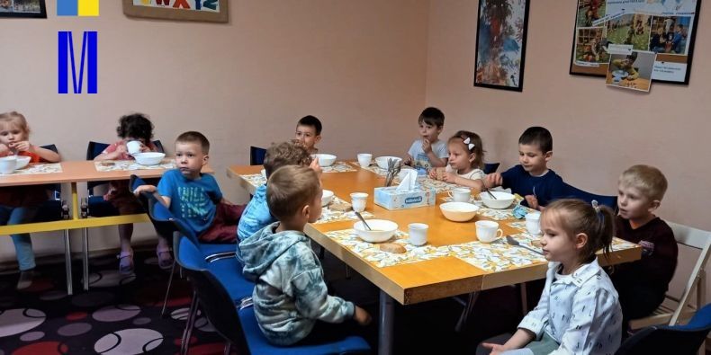 Ukrajinské děti dostávají jídlo z menzy MU.