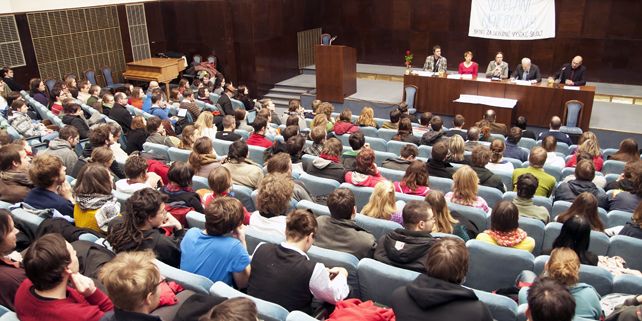 Na protest proti změnám uspořádali pochod městem, jehož se zúčastnilo asi tisíc lidí, a přibližně tři stovky účastníků se pak sešly na navazující debatě na právnické fakultě. Foto: Tomáš Muška.