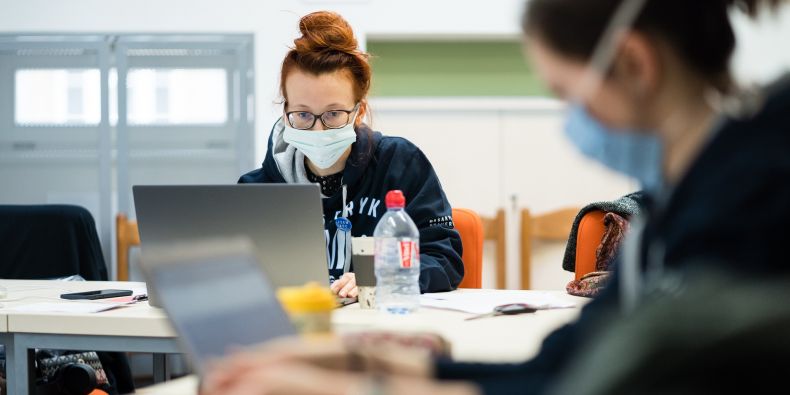 Z Krizového operačního centra MU koordinují dobrovolníci pomoc dalších dobrovolníků v terénu.