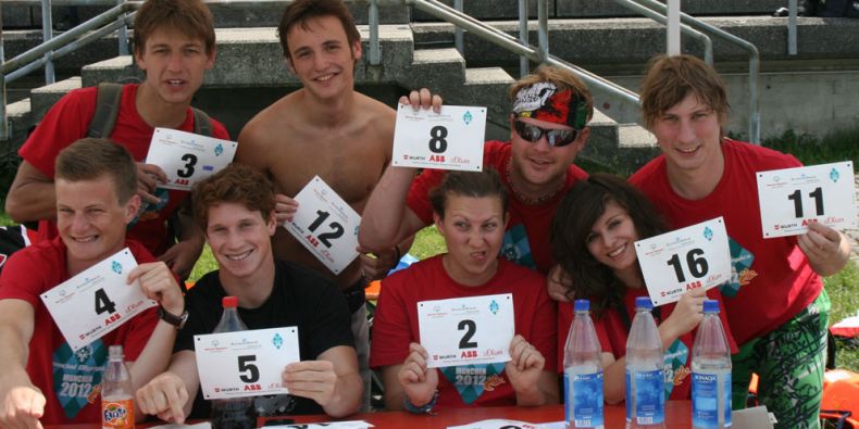 Na mnichovskou olympiádu jely z univerzity kromě Tomáš Buriana (s číslem 11) téměř tři desítky studentů. Foto: Archiv T. Buriana.