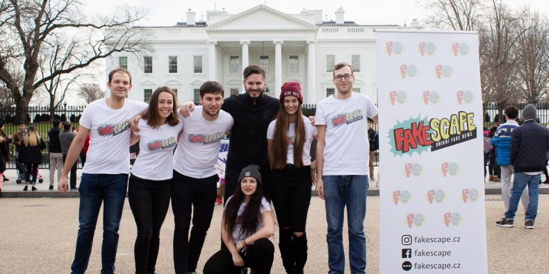 Studentský tým Fakescape s jejich učitelem Milošem Gregorem (uprostřed) na Washingtonu před Bílým domem.