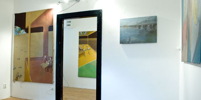 V brněnském bytě dvou studentů filozofické fakulty vznikla na přelomu roku Galerie +420. Její kurátoři a provozovatelé jsou Jitka Zemanová a Jan Mana. Foto: Archiv majitelů galerie.