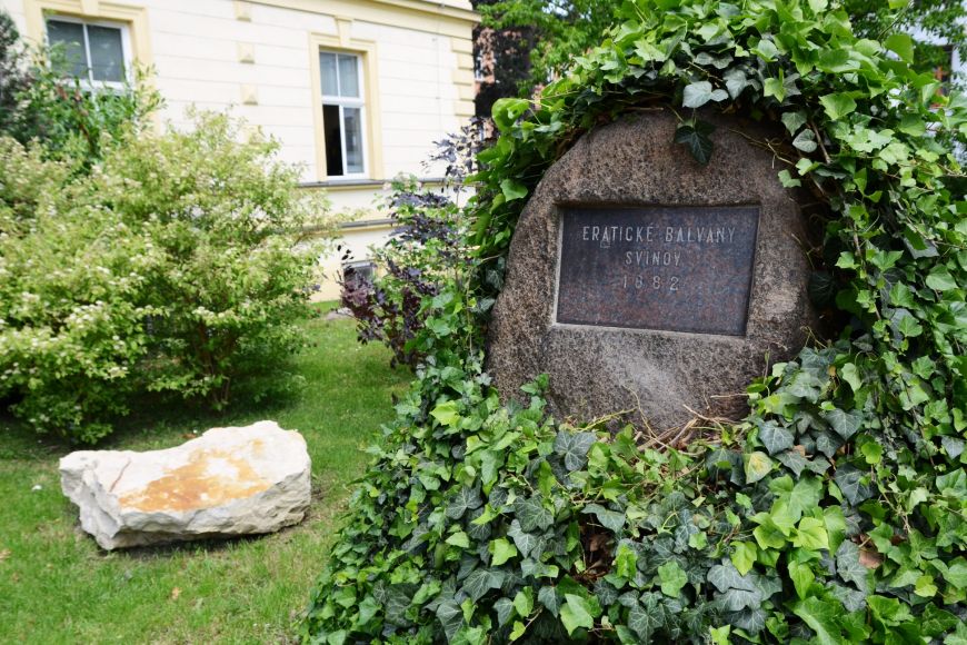 Foto: David Povolný. Před geologickým ústavem se neznámo jak a neznámo kdy usadilo několik bludných balvanů přivezených ze Svinova ve Slezsku.