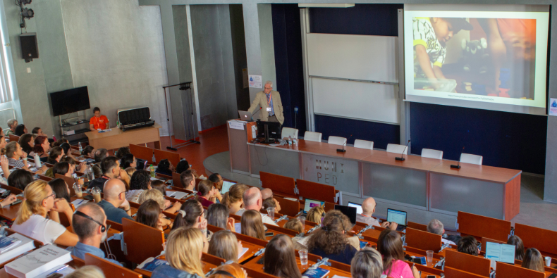 Přednáška profesora Williama Hewarda na pedagogické fakultě. 