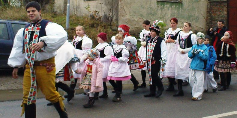 Zájemci o lokální tradice letos ještě stíhají Svatováclavské nebo Štefanské hody. Vyražte do Černovic, Bosonoh nebo na Kamennou kolonii. Ilustrační foto: Jiří Janíček.