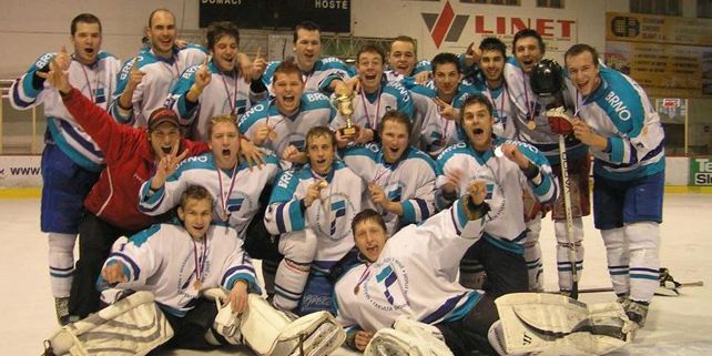 Na šampionátu skončili hokejisté MU nakonec třetí. S výsledky 5:1 a 5:0 ale dvakrát porazili své rivaly z VUT, a na podzimní hokejový souboj jsou tak bojovně naladění. Foto: Archiv J. Chvátala.