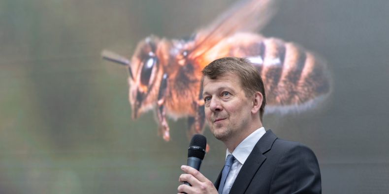 Pavel Hyršl při přebírání ceny MUNI Innovation Award.