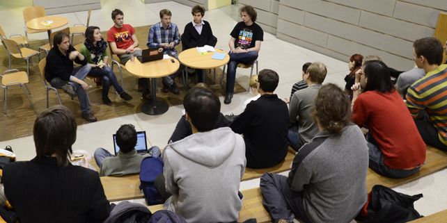 Studenti se v pondělí 23. ledna sešli na fakultě sociálních studií, aby se domluvili na dalším postupu. Foto: David Povolný.