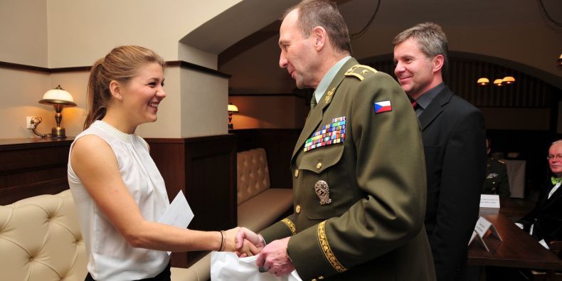 Rektor Univerzity obrany Bohuslav Přikryl předává ocenění orientační běžkyni Janě Knapové.