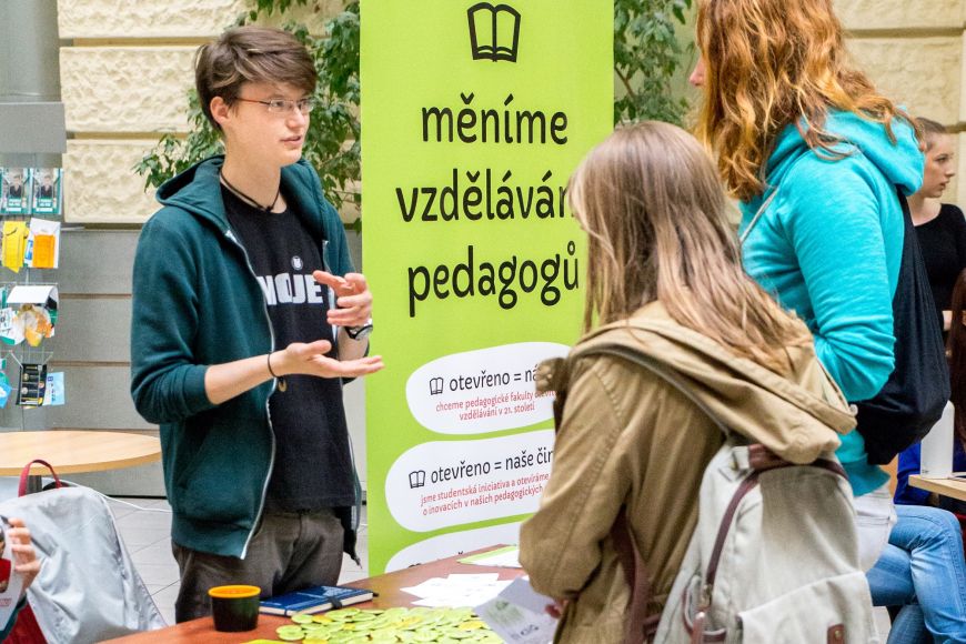 Spolek Otevřeno sdružuje především studenty učitelství. Snaží se i zlepšení jejich profesní přípravy.