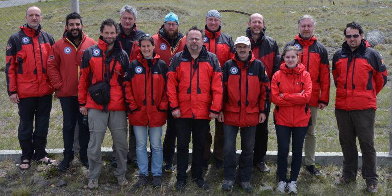 Třináct členů vědecké výpravy do Antarktidy, kteří čekají na leteckou přepravu na argentinské vojenské základně Rio Gallegos. Zleva: Peter Váczi, Mehmet Gökhan Halici, Zbyněk Engel, Ivo Sedláček, Jana Smolíková, Jan Kavan, Martin Bačkor, Jiří Strnad, Miloš Barták, Kamil Láska, Michaela Kňažková, Daniel Nývlt, Filip Hrbáček.