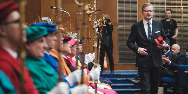 Emeritní rektor Petr Fiala po převzetí Zlaté medaile MU.