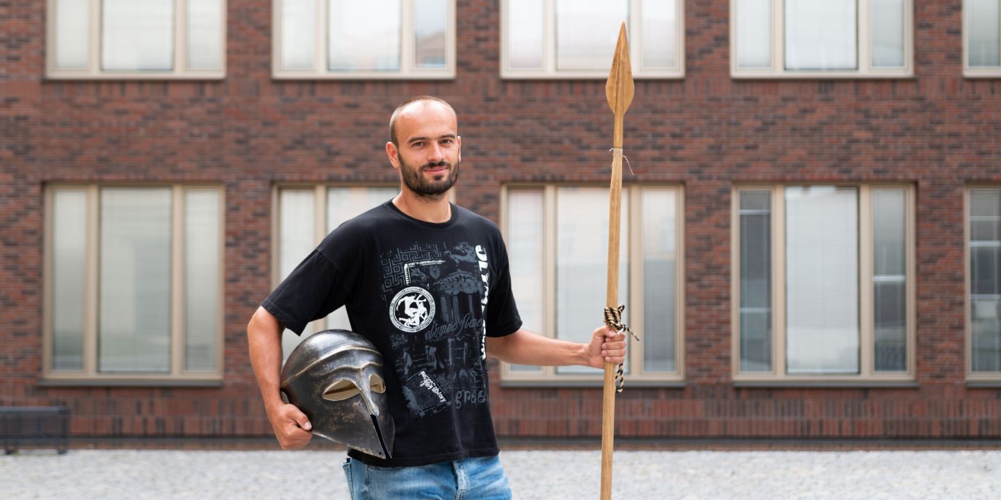 Jiří Kouřil s replikou antické vojenské výzbroje z dob Alexandra Velikého.
