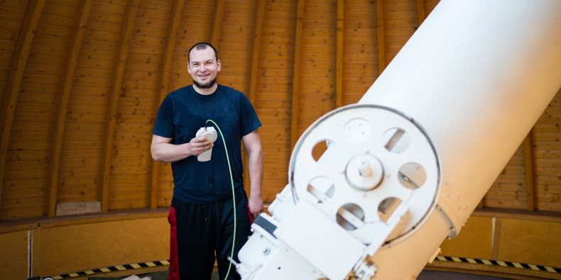 Jiří Žák v observatoři Masarykovy univerzity.