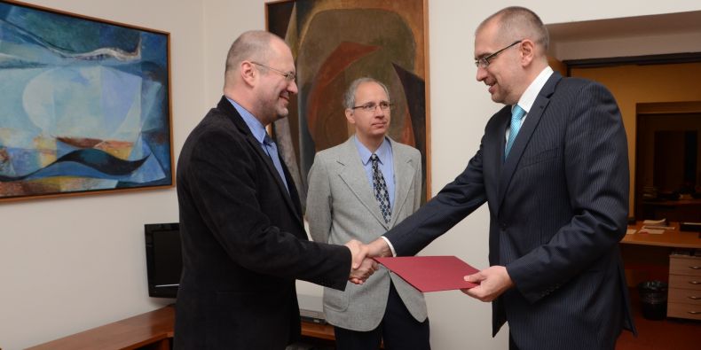 Děkan Jaromír Leichmann, předseda senátu PřF Jiří Schlaghamerský a rektor Mikuláš Bek.
