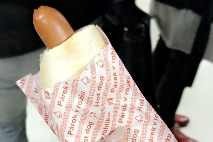 Local "hot dog" aka párek v rohlíku.