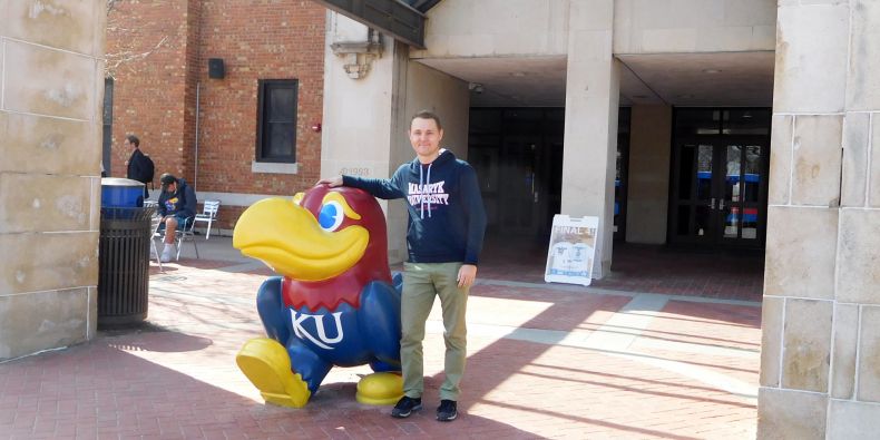 U maskota Kansas University jedině s mikinou z Muni.