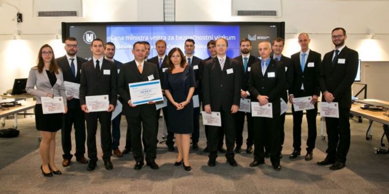 Deputy Minister of the Interior Monika Pálková and the MU Cyber Team in the Cybernetic Polygon.