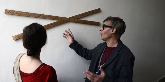 Katedra výtvarné výchovy věnovala Lacinovi novou pamětní desku, kterou je možné vidět na schodišti v budově pedagogické fakulty na Poříčí 7. Jejím autorem je sochař Jiří Sobotka (vpravo). Foto: David Povolný.