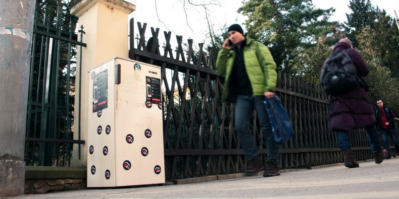 Lednička před přírodovědeckou fakultou v ulici Kotlářská. Jedna z mnoha umístěných po univerzitě poutajících na novou aplikaci.
