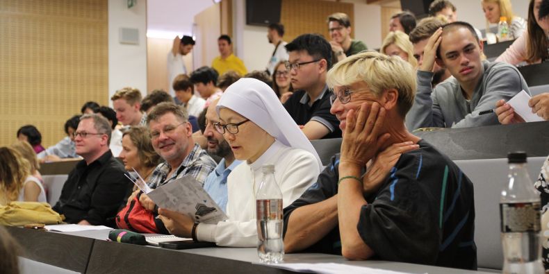 Every day from Monday to Saturday, students will attend intensive Czech courses in the morning and other seminars and events, such as dance lessons, in the afternoon.