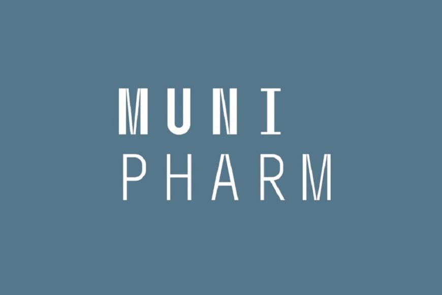 Negativní provedení značky nové Farmaceutické fakulty MU na barevném pozadí.