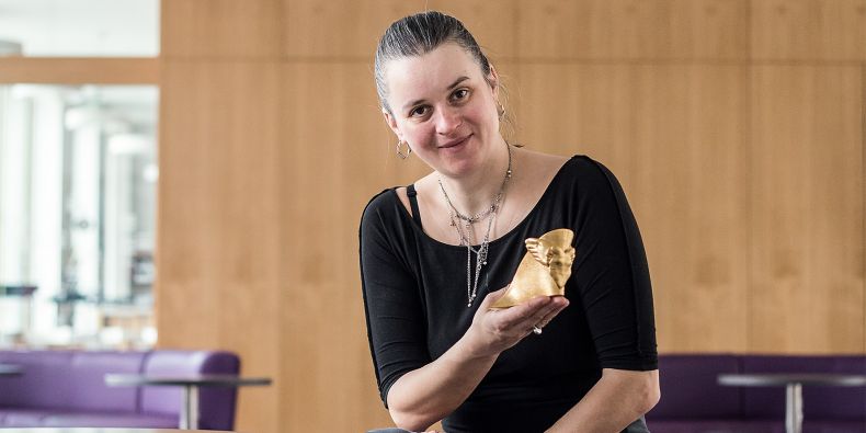 Helena Lukášová a model jednoho z oceněných zlacených šperků.
