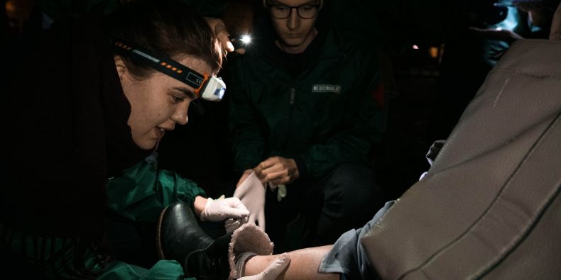 Studenti nejčastěji lidem ošetřují a čistí rány nebo provádějí převazy, postupně se ale stávají také jejich psychickou oporou.